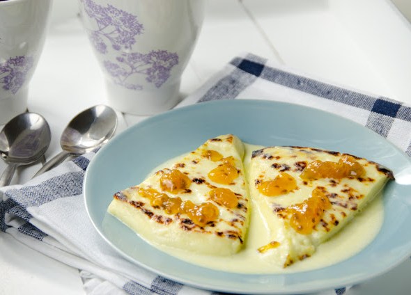 Leipäjuusto lakkahillon kanssa