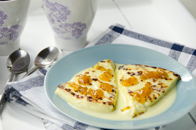 Leipäjuusto lakkahillon kanssa