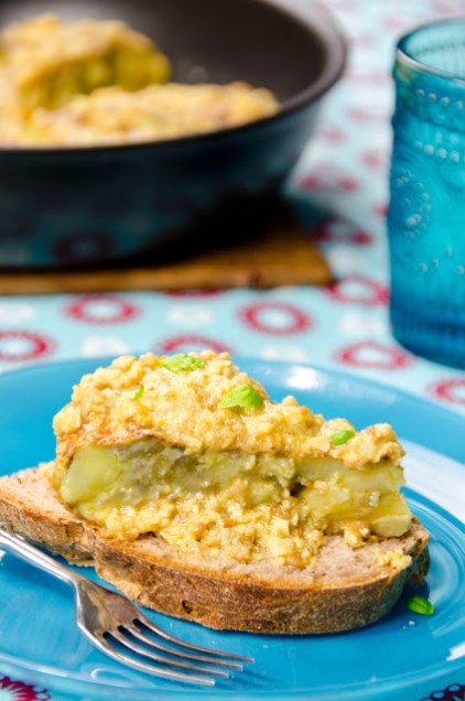 omelet with almond sauce