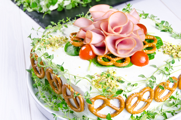 Kinkkuvoileipäkakku